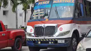 Dijo que las personas solicitan parada aun cuando ven que la combi o el camión ya están saturados. Foto: Juan García

