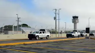 Los elementos llegaron a bordo de camionetas de la Guardia Nacional