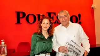 La Directora General del Diario, Alicia Menéndez Figueroa le relató a Adán Augusto López el origen de la gran biblioteca que forma parte de la oficina de Don Mario Renato
