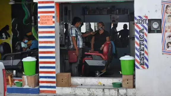 Eva se encuentra preocupada pues los clientes son cada vez más escasos Foto: José Pacheco