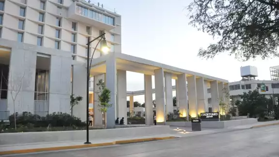 El hotel se encuentra sobre la Avenida Colón El hotel se encuentra sobre la Avenida Colón
