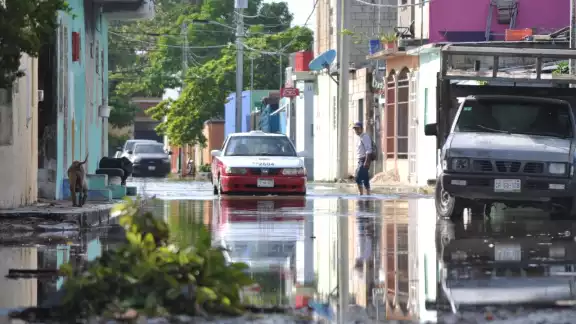 Los vecinos de las calles afectadas por los baches aseguran que son provocados por los camiones de alto tonelaje Los vecinos de las calles afectadas por los baches aseguran que son provocados por los camiones de alto tonelaje