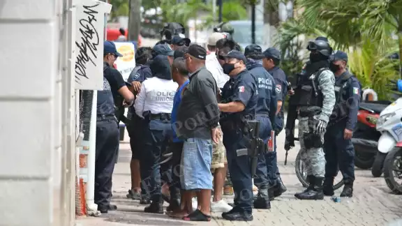 13 hombres fueron detenidos durante el cateo en el lugar. Foto: Por Esto! 13 hombres fueron detenidos durante el cateo en el lugar. Foto: Por Esto!