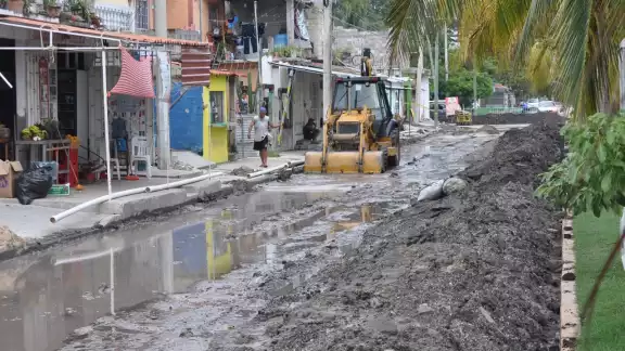 El tramo intervenido por maquinaria comprende desde la esquina de la avenida Puerto del Carmen, hasta la esquina de la calle Almendros. Foto: Agustín Ferrer El tramo intervenido por maquinaria comprende desde la esquina de la avenida Puerto del Carmen, hasta la esquina de la calle Almendros. Foto: Agustín Ferrer