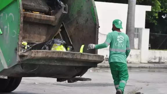 El ayuntamiento debe resolver cómo recoger la basura el 15 y 23 de noviembre. Foto: Agustín Ferrer El ayuntamiento debe resolver cómo recoger la basura el 15 y 23 de noviembre. Foto: Agustín Ferrer