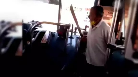 Mototaxista agrede a chofer con un machete (Especial)