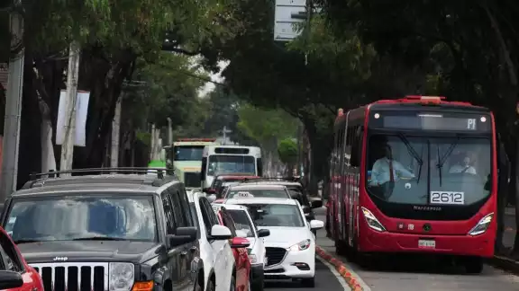 Metrobús sobre el carril confinado
