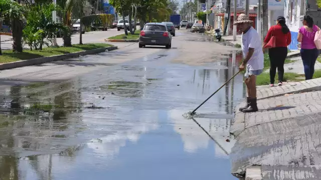 El hombre señaló que los encharcamientos son frecuentes en su calle Foto: Juan Carlos García