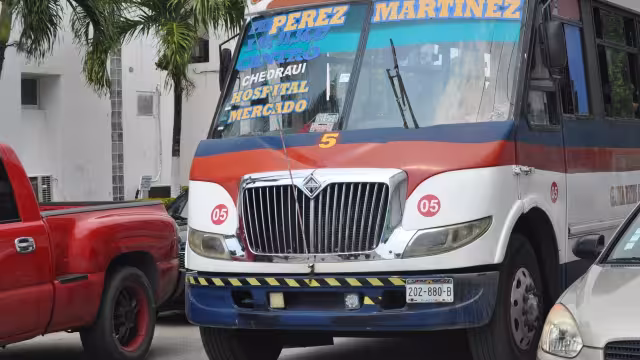 Dijo que las personas solicitan parada aun cuando ven que la combi o el camión ya están saturados. Foto: Juan García

