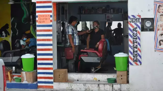 Eva se encuentra preocupada pues los clientes son cada vez más escasos Foto: José Pacheco