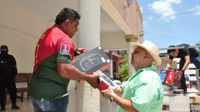 En redes sociales circulaban las fotos de los “regalos” rifados: un empleado y pariente de los empresarios llegó en una camioneta a entregarle al comisario los artículos