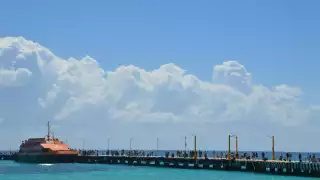 Decenas de turistas tuvieron que esperar aproximadamente media hora para la salida del ferry