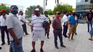 Los taxistas aseguran que los despidos, en plena contingencia sanitaria, es un golpe para ellos y su familia. Foto: Alan Gómez