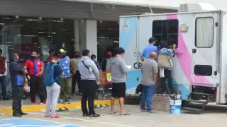 Las filas para realizar pagos duran mucho tiempo