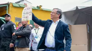 Gustavo Petro al momento de emitir su voto. Foto: Twitter