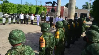 En la ceremonia se disparó una salva de fusileros, tras el tradicional pase de lista