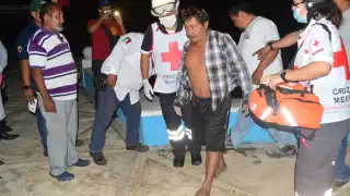 Cruz Roja rescata a ocho pescadores que naufragaron en Campeche