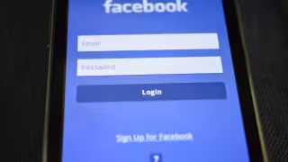 Un teléfono móvil con la aplicación de Facebook en la pantalla
