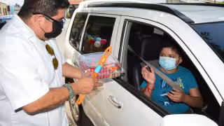 Maestros dan regalos a sus alumnos con motivo del Día del Niño