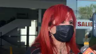 La gobernadora fue entrevistada al salir del aeropuerto