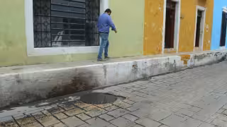 Dos personas murieron electrocutadas al pisar un registro de la CFE en Campeche