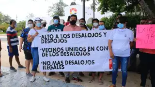 Cancunenses denuncian 800 despojos ilegales de viviendas frente al palacio municipal