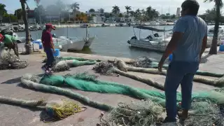Los hombres de mar buscan diversas maneras de subsistir con las especies obtenidas en su último día de pesca que fue el viernes pasado