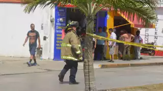 Uno de los trabajadores de una tienda que se encontraba en el lugar resultó con una lesión en sus manos
