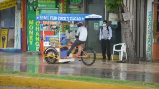 Chamarras, impermeables y paraguas, se veían por las principales calles turísticas y del centro de Playa del Carmen