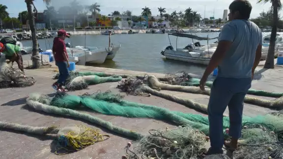 Los hombres de mar buscan diversas maneras de subsistir con las especies obtenidas en su último día de pesca que fue el viernes pasado Los hombres de mar buscan diversas maneras de subsistir con las especies obtenidas en su último día de pesca que fue el viernes pasado