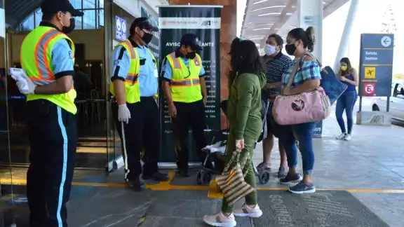 Aeroméxico igual reportó caídas más holgadas, pasando de promedios de 60 a 80 asientos ocupados