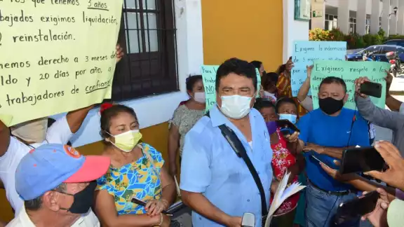 El representante legal de los obreros, señaló que se ha aprovechado de personas que solo hablan Maya para hacerlos firmar hojas en blanco El representante legal de los obreros, señaló que se ha aprovechado de personas que solo hablan Maya para hacerlos firmar hojas en blanco