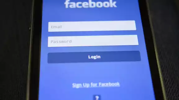 Un teléfono móvil con la aplicación de Facebook en la pantalla Un teléfono móvil con la aplicación de Facebook en la pantalla