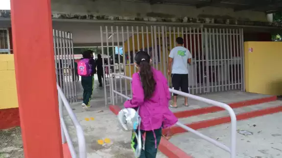 Con este recurso se busca que las escuelas tengan aulas suficientes, mobiliario, espacios deportivos, agua potable, energía eléctrica, Con este recurso se busca que las escuelas tengan aulas suficientes, mobiliario, espacios deportivos, agua potable, energía eléctrica,