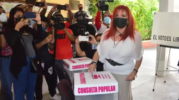 La gobernadora electa de Campeche emitió su voto en la Escuela Primar "Héctor Pérez Martínez" La gobernadora electa de Campeche emitió su voto en la Escuela Primar "Héctor Pérez Martínez"