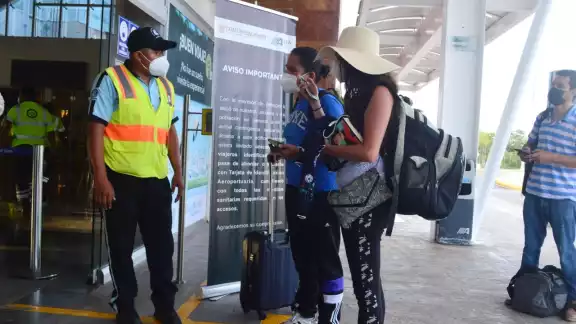 A los pasajeros se les notificó por medio de un correo electrónico la cancelación del vuelo A los pasajeros se les notificó por medio de un correo electrónico la cancelación del vuelo