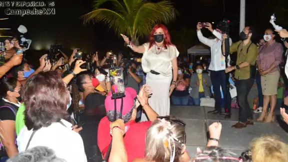 La virtual ganadora celebró el triunfo con quienes aguardaban el resultado final de este recuento de votos La virtual ganadora celebró el triunfo con quienes aguardaban el resultado final de este recuento de votos
