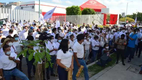 El secretario general de la sección XXVII José Hilario González Canul aseguró que faltan muchos insumos médicos en todos los centros hospitalarios El secretario general de la sección XXVII José Hilario González Canul aseguró que faltan muchos insumos médicos en todos los centros hospitalarios