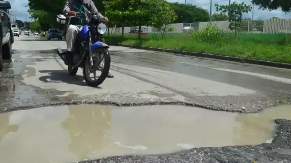 Los vecinos han optado por rellenar los baches por sí mismos Los vecinos han optado por rellenar los baches por sí mismos