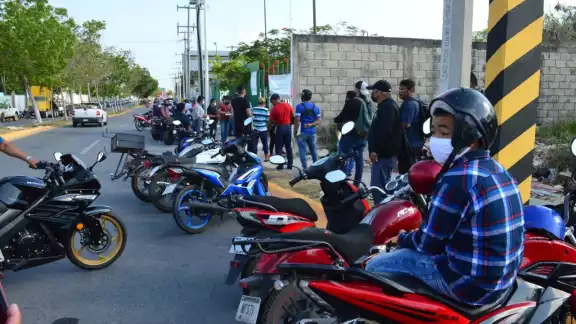Algunas personas tardan hasta cuatro días en hacer un trámite Algunas personas tardan hasta cuatro días en hacer un trámite
