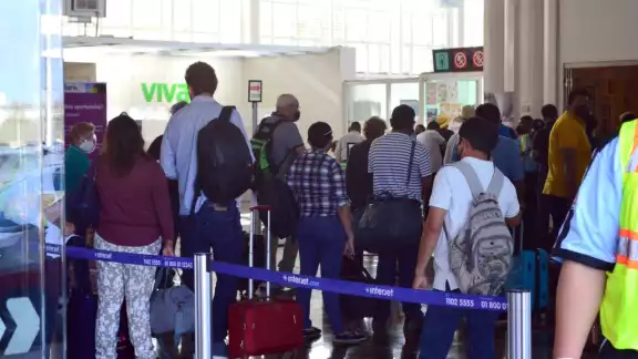 Viajeros relajaron las medidas sanitarias al interior de la terminal aérea Viajeros relajaron las medidas sanitarias al interior de la terminal aérea