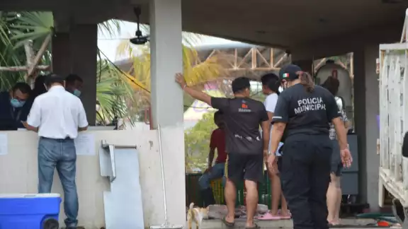De acuerdo con el reporte, 13 personas fueron hospitalizadas por ingerir el producto adulterado, algunos fueron trasladados a Mérida y a clínicas privadas De acuerdo con el reporte, 13 personas fueron hospitalizadas por ingerir el producto adulterado, algunos fueron trasladados a Mérida y a clínicas privadas