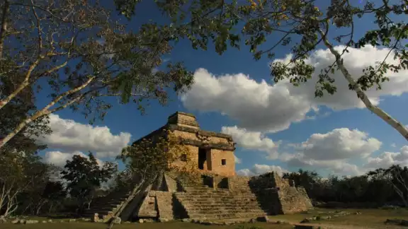 Dzibilchaltún fue una de las ciudades mayas más importante de su época Dzibilchaltún fue una de las ciudades mayas más importante de su época