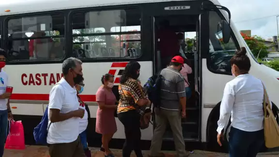 Las unidades de transporte viajan al máximo de su capacidad