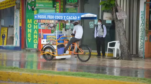 Chamarras, impermeables y paraguas, se veían por las principales calles turísticas y del centro de Playa del Carmen Chamarras, impermeables y paraguas, se veían por las principales calles turísticas y del centro de Playa del Carmen