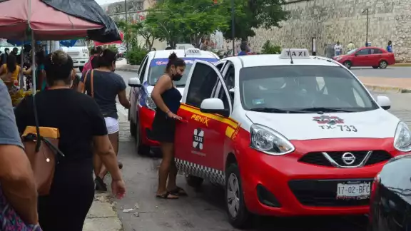 Los servicios de taxi redujeron a la mitad Los servicios de taxi redujeron a la mitad