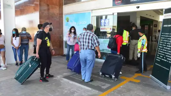 Pasajeros que querían viajar a la Ciudad de México tuvieron que comprar un boleto con otra aerolínea