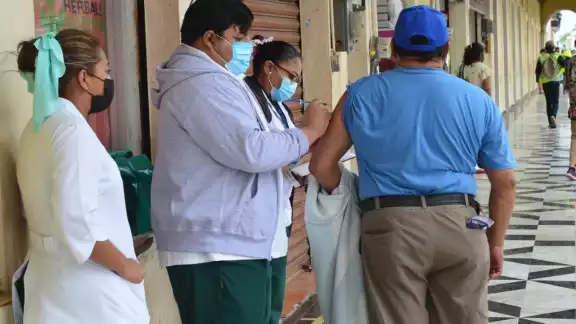 Se vacunó al menos al 80 por ciento de los adultos mayores Se vacunó al menos al 80 por ciento de los adultos mayores