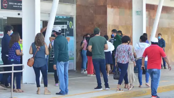 La afluencia de viajeros fue elevada, sin embargo, a diferencia de días pasados, los familiares fueron quienes hicieron mayor presencia La afluencia de viajeros fue elevada, sin embargo, a diferencia de días pasados, los familiares fueron quienes hicieron mayor presencia