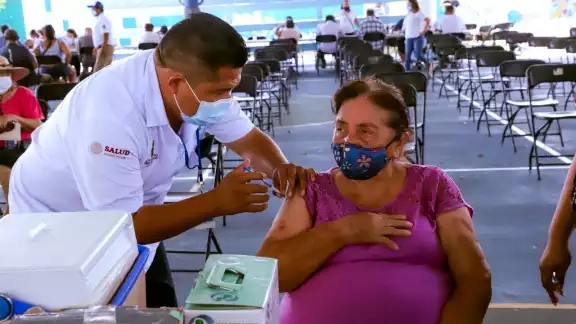 A las 11:00 horas, informaron que en el punto de vacunación en el Domo de la Unidad Deportiva de Tulum, sólo se habían aplicado 76 dosis A las 11:00 horas, informaron que en el punto de vacunación en el Domo de la Unidad Deportiva de Tulum, sólo se habían aplicado 76 dosis